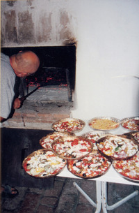 1998-Der-Pizzaofen-und-sein-Heizer-2.jpg