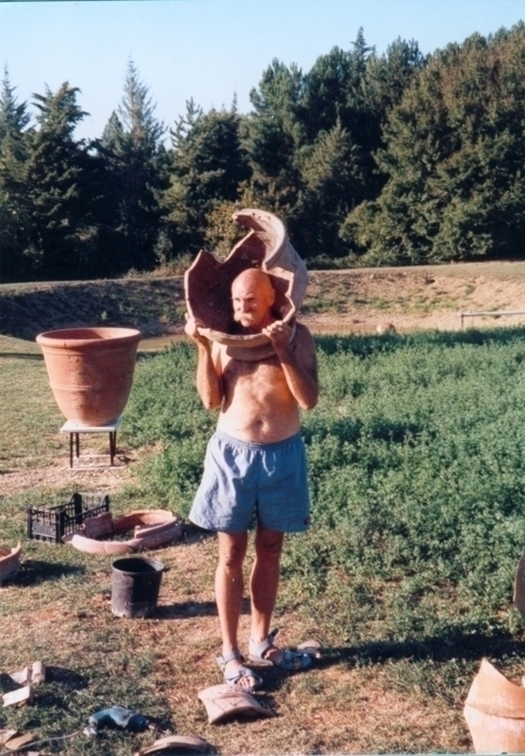 1997-Peter-mit-kaputter-Vase.jpg