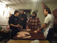 2000-Peter-mit-giovanni-und-co-bei-der-fleischverarbeitung-s.jpg